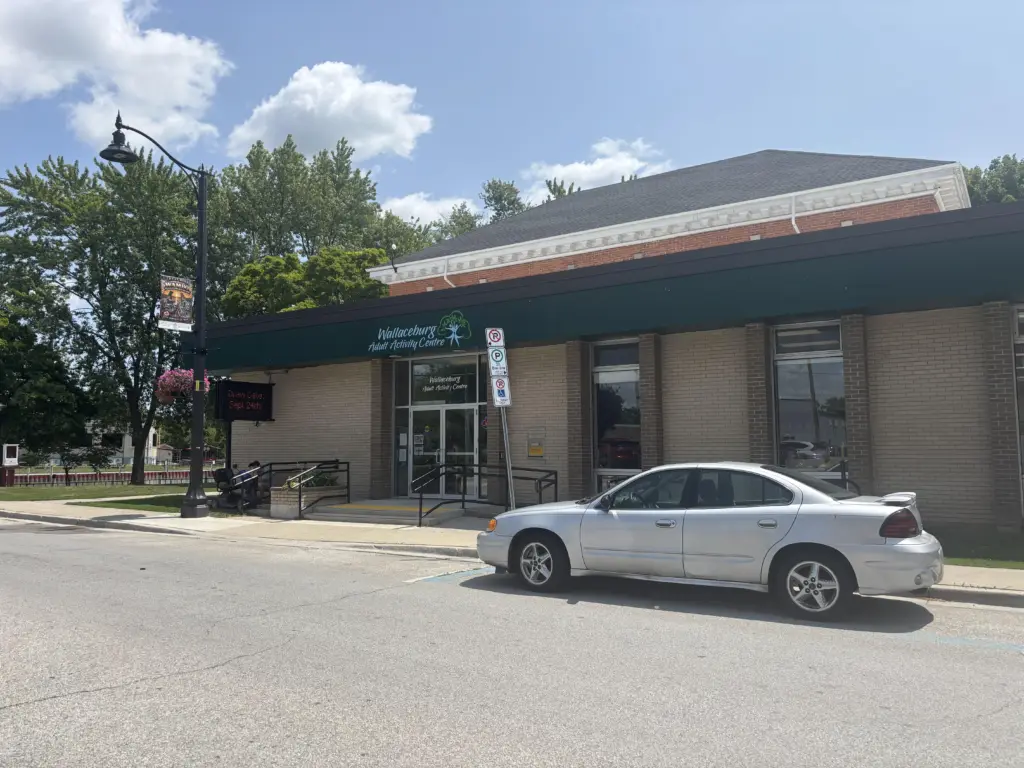 The front entrance of the Journeys location in Wallaceburg